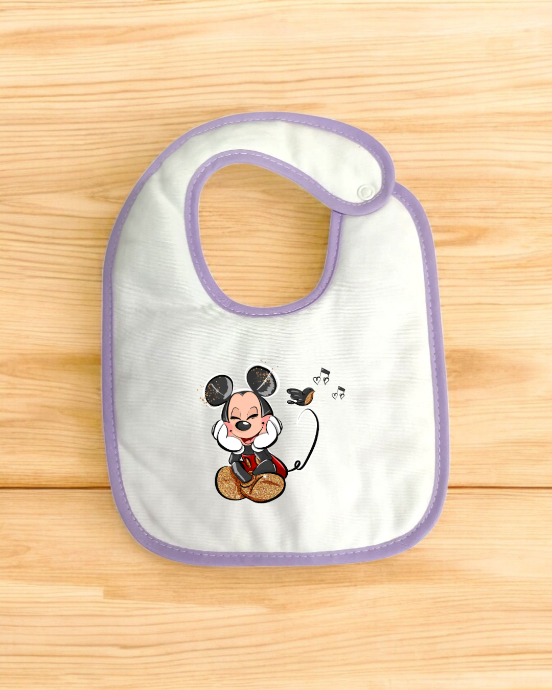 Babete branco com borda lilás com estampa do Mickey Mouse