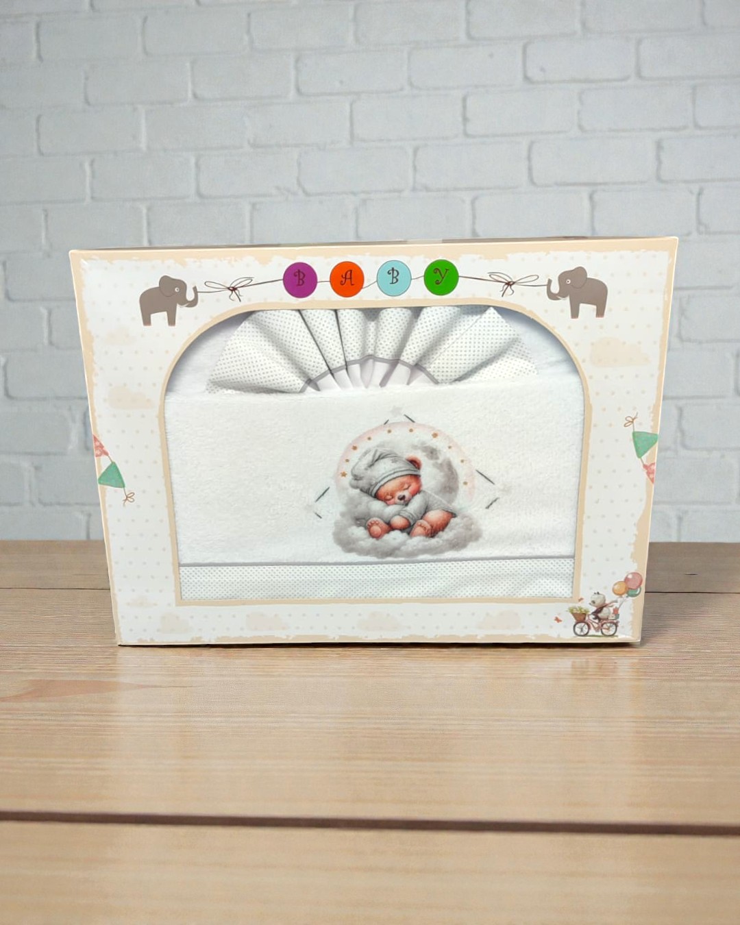 Conjunto de roupa de bebé branca com estampa de ursinho e embalagem decorativa colorida