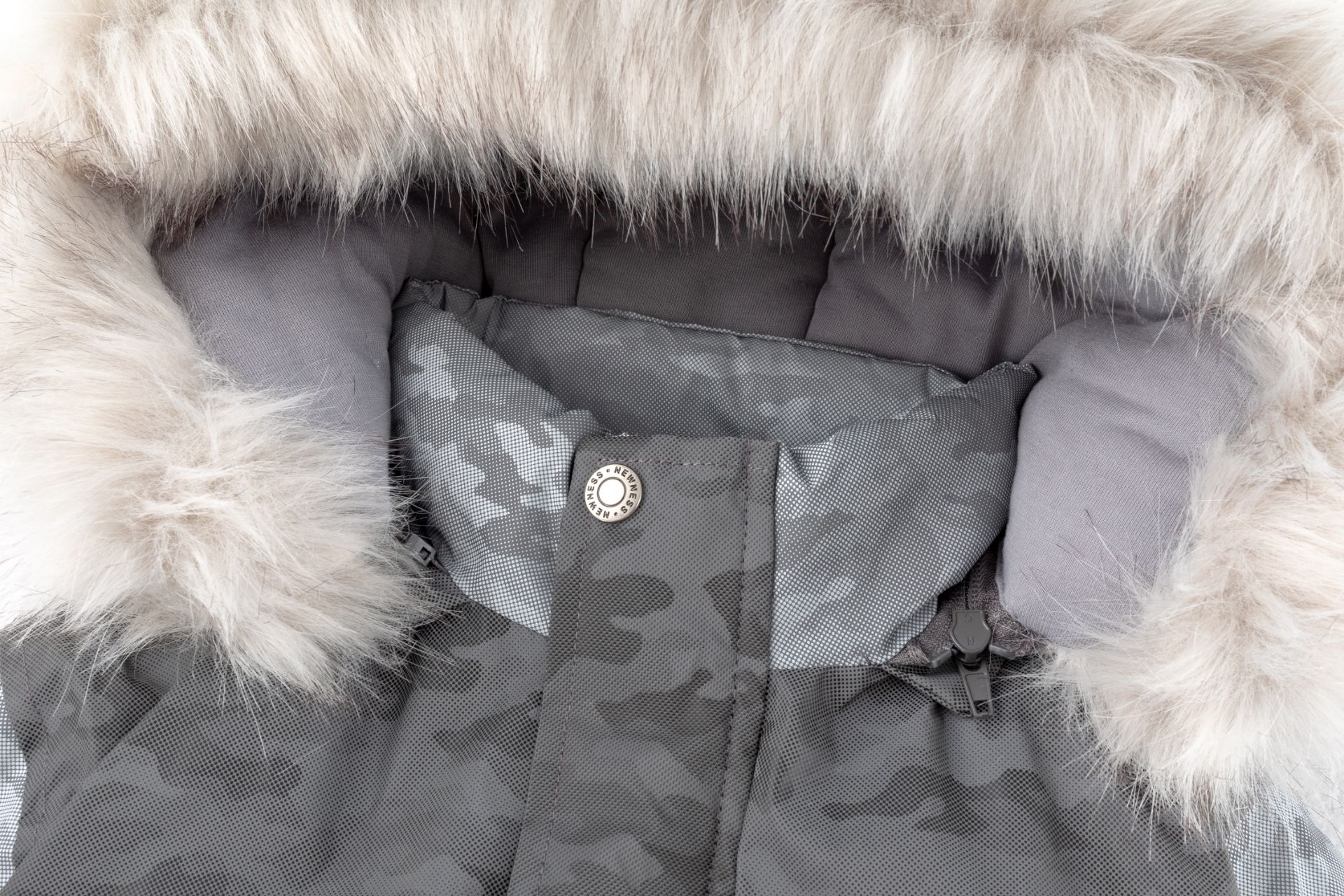 Casaco camuflado cinza com capuz de pelo sintético branco