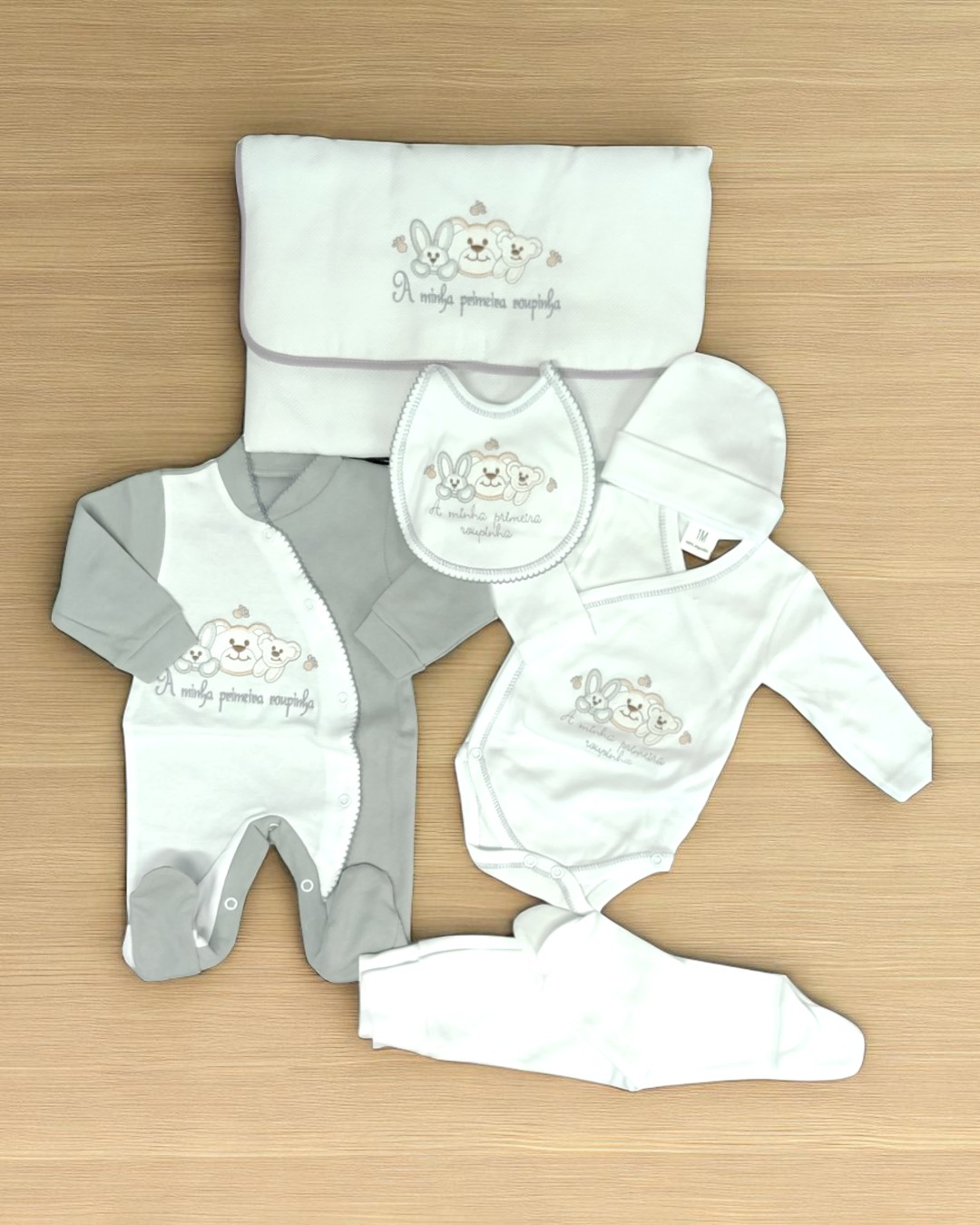 Conjunto de roupa de bebé branco e cinzento com bordados de coelho e urso