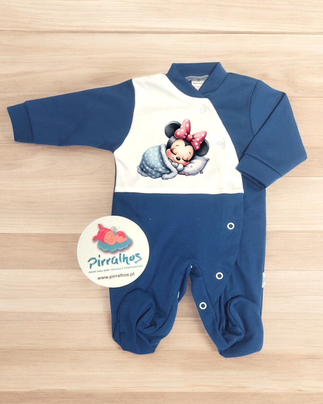 Pijama de bebé azul e branco com estampa da Minnie a dormir