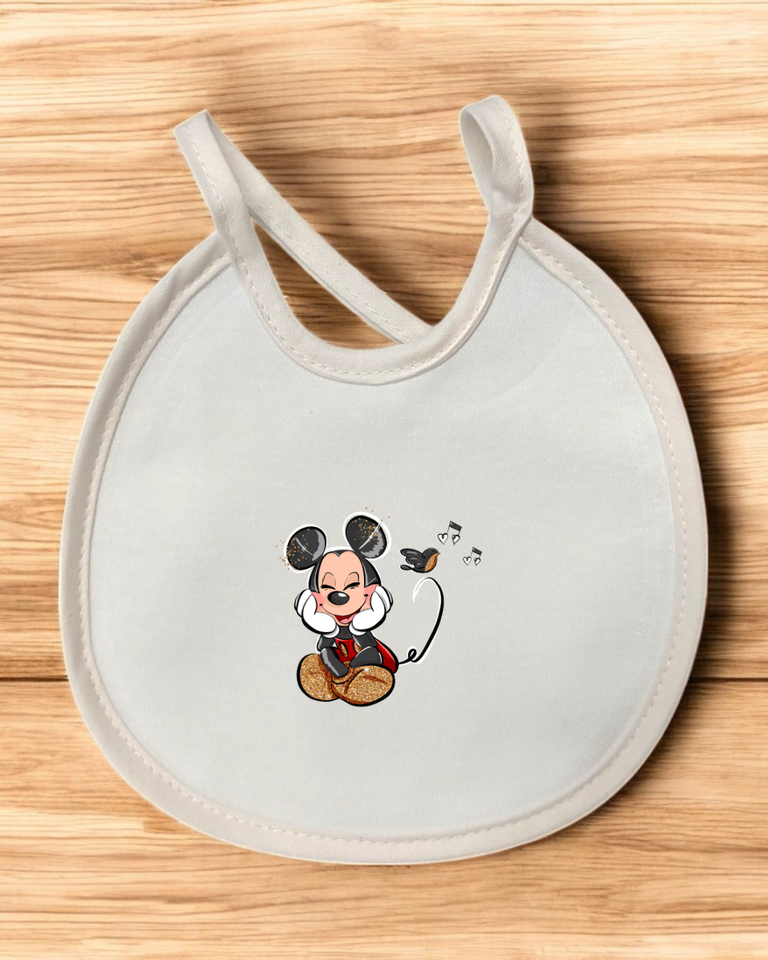 Babete branco com estampa do personagem Mickey Mouse sentado