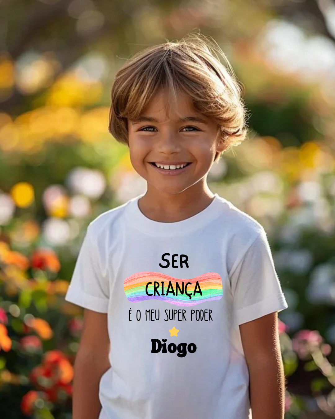 Camisola branca com texto colorido vestida por criança sorridente em jardim