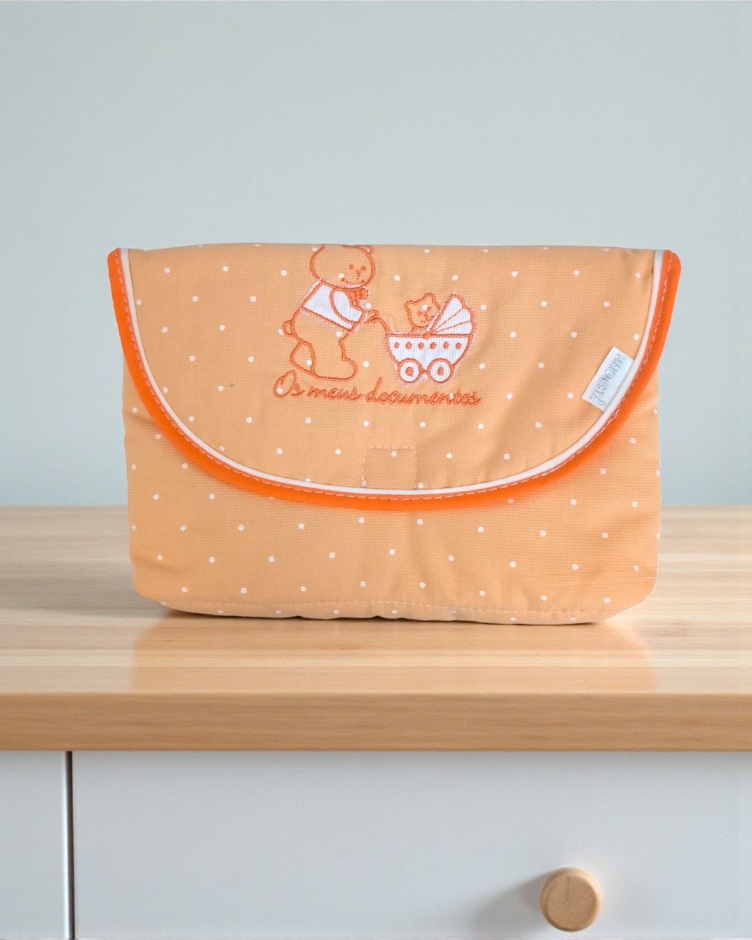 Bolsa organizadora de documentos para bebé cor de pêssego com bolinhas brancas e bordado de ursinhos e texto