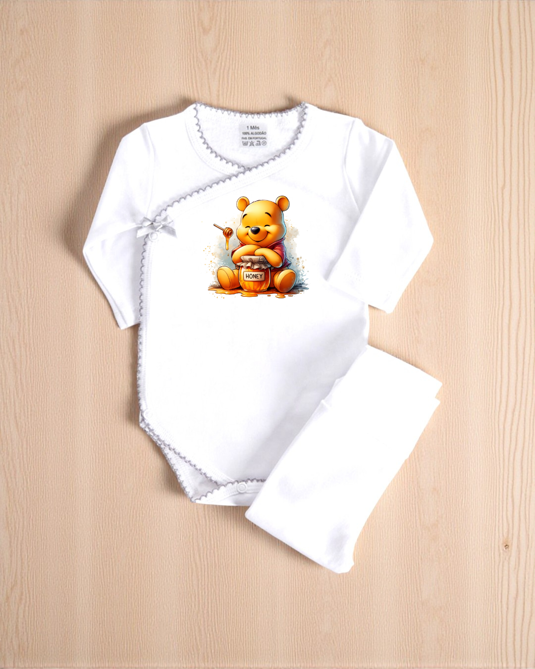 Body branco de bebé com estampagem do ursinho Pooh e pote de mel