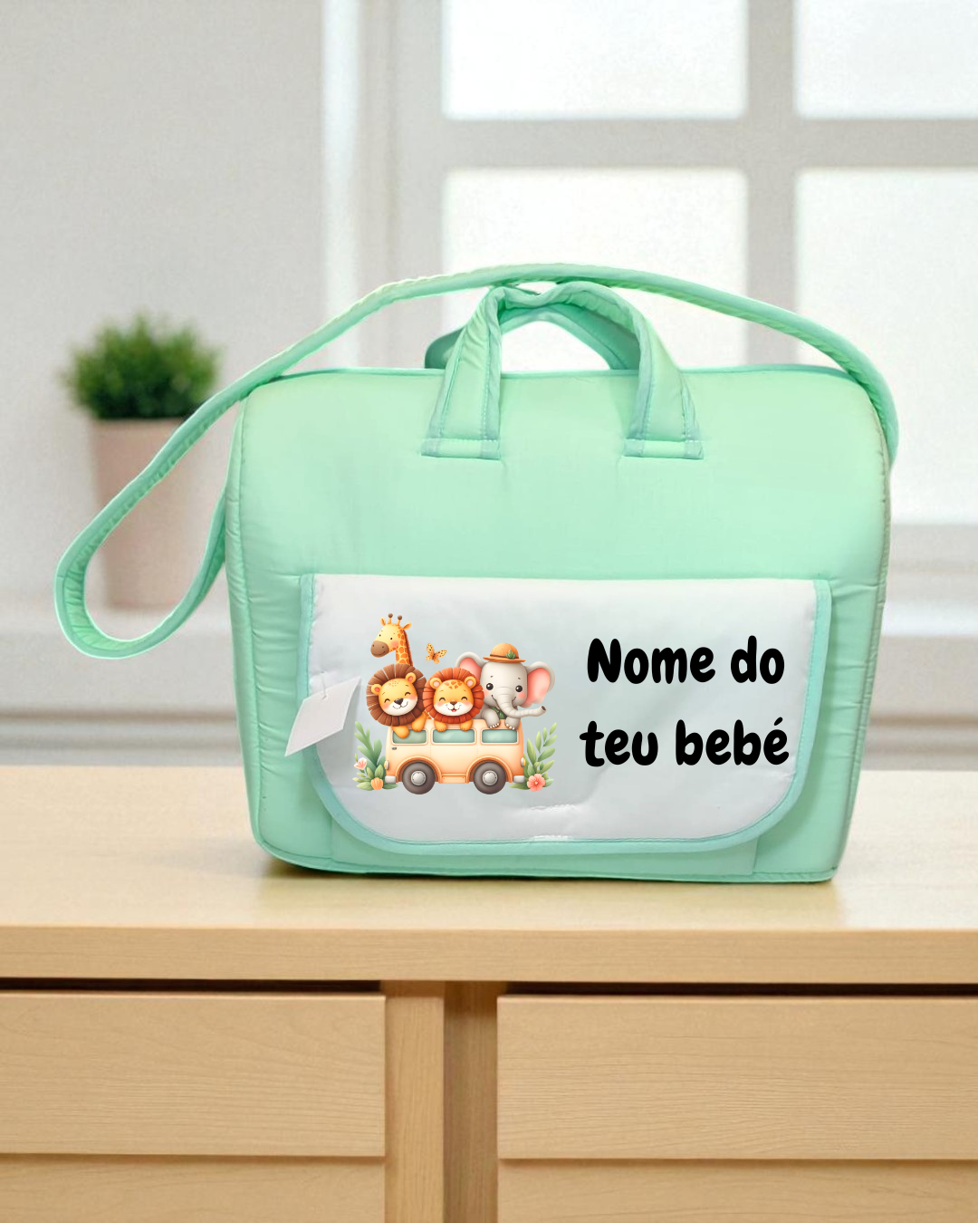 Mala de bebé verde com bolso branco com desenho de animais e texto em português