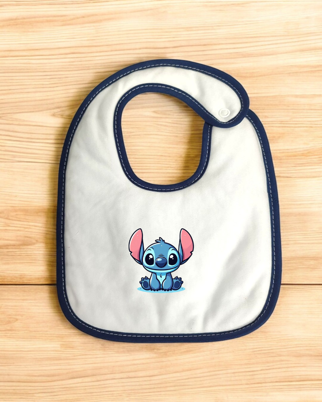 Babete branco com bordas azuis e estampa do Stitch