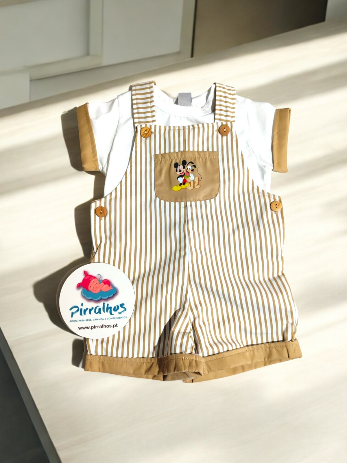 Macacão bebé às riscas com bolso frontal e t-shirt branca