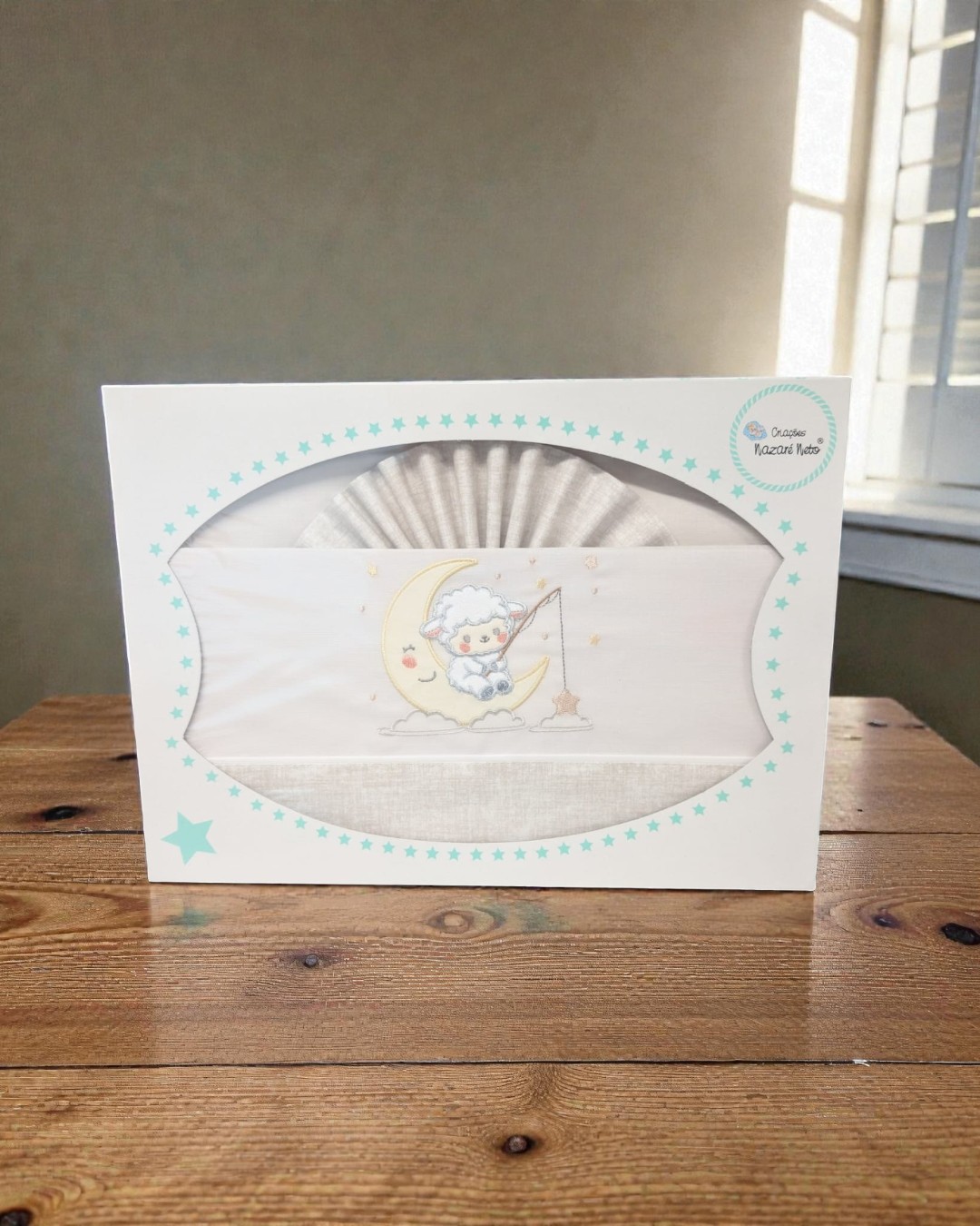 Caixa com jogo de cama para bebé bege com bordado de cordeiro na lua