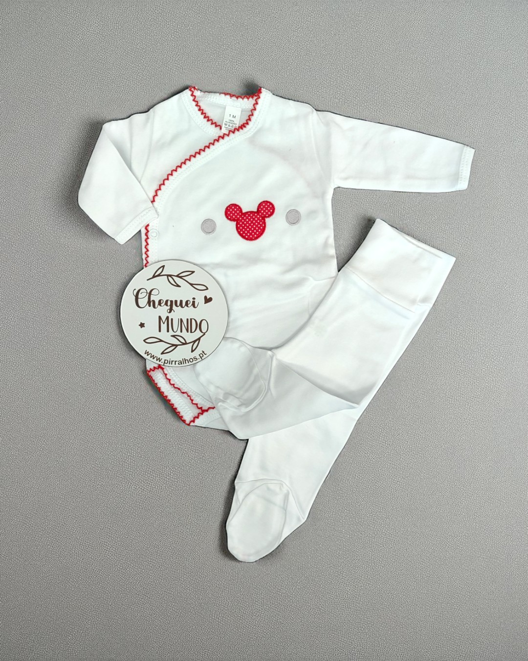 Conjunto de bébé branco com bordado vermelho e aplicação de rato