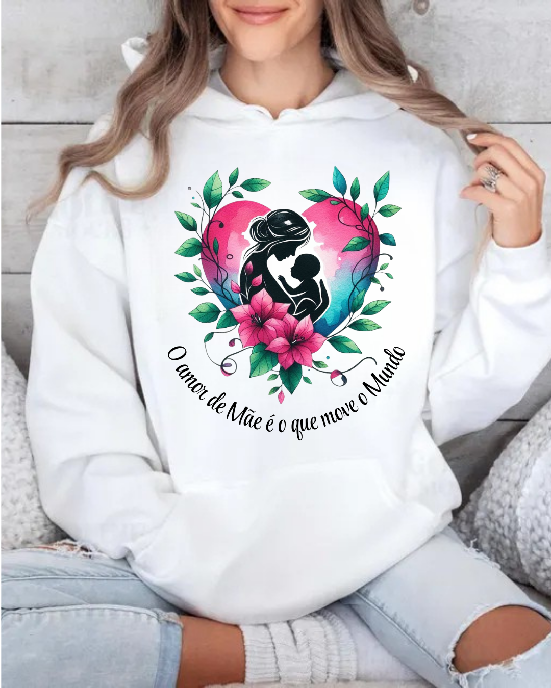 Camisola branca com estampa colorida de mãe e filho em coração, texto em português