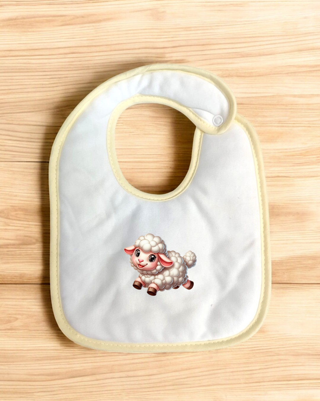 Babete branco com borda creme e ovelha estampada