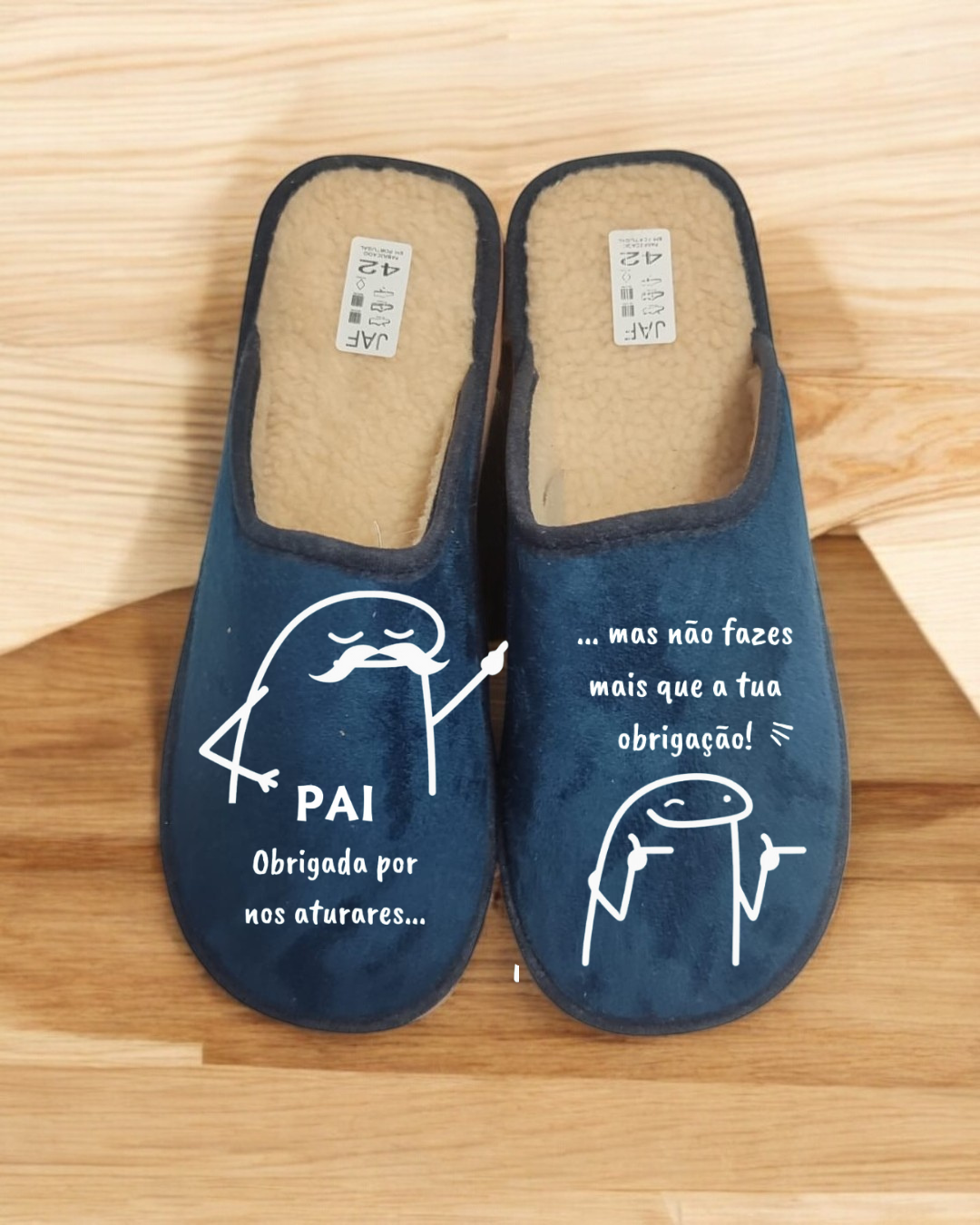 Par de chinelos azuis tamanho 42 com interior felpudo e bordados brancos com texto em português.