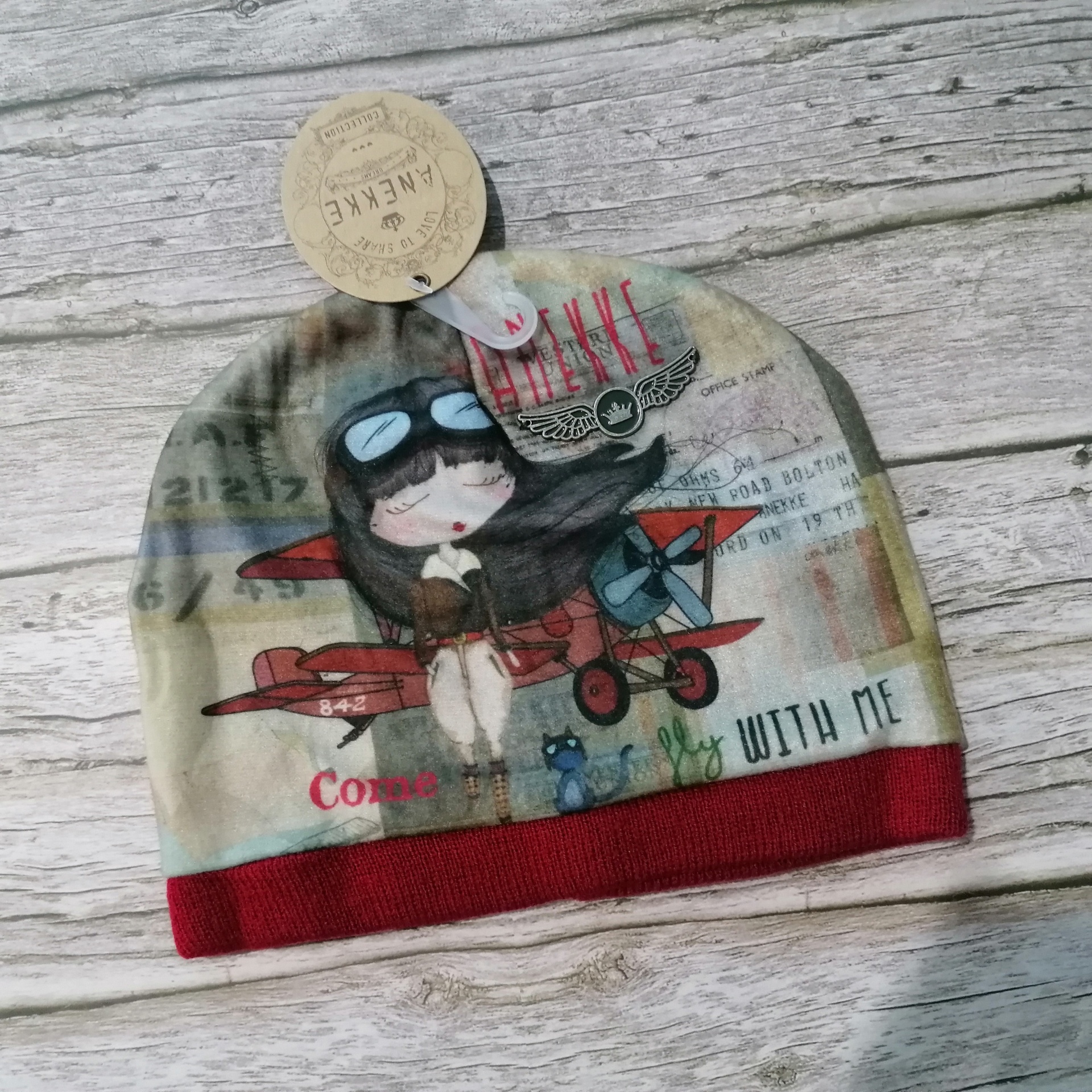 Gorro infantil com estampa de menina piloto e avião, faixa vermelha