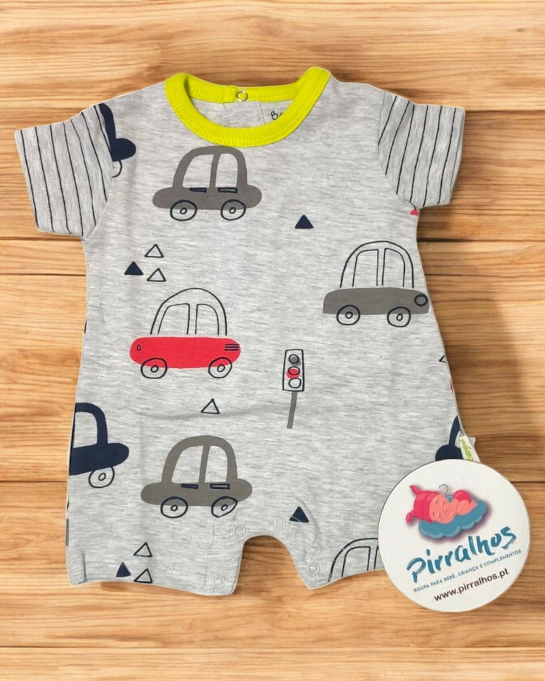 Macacão cinza para bebé com carros estampados e gola amarela