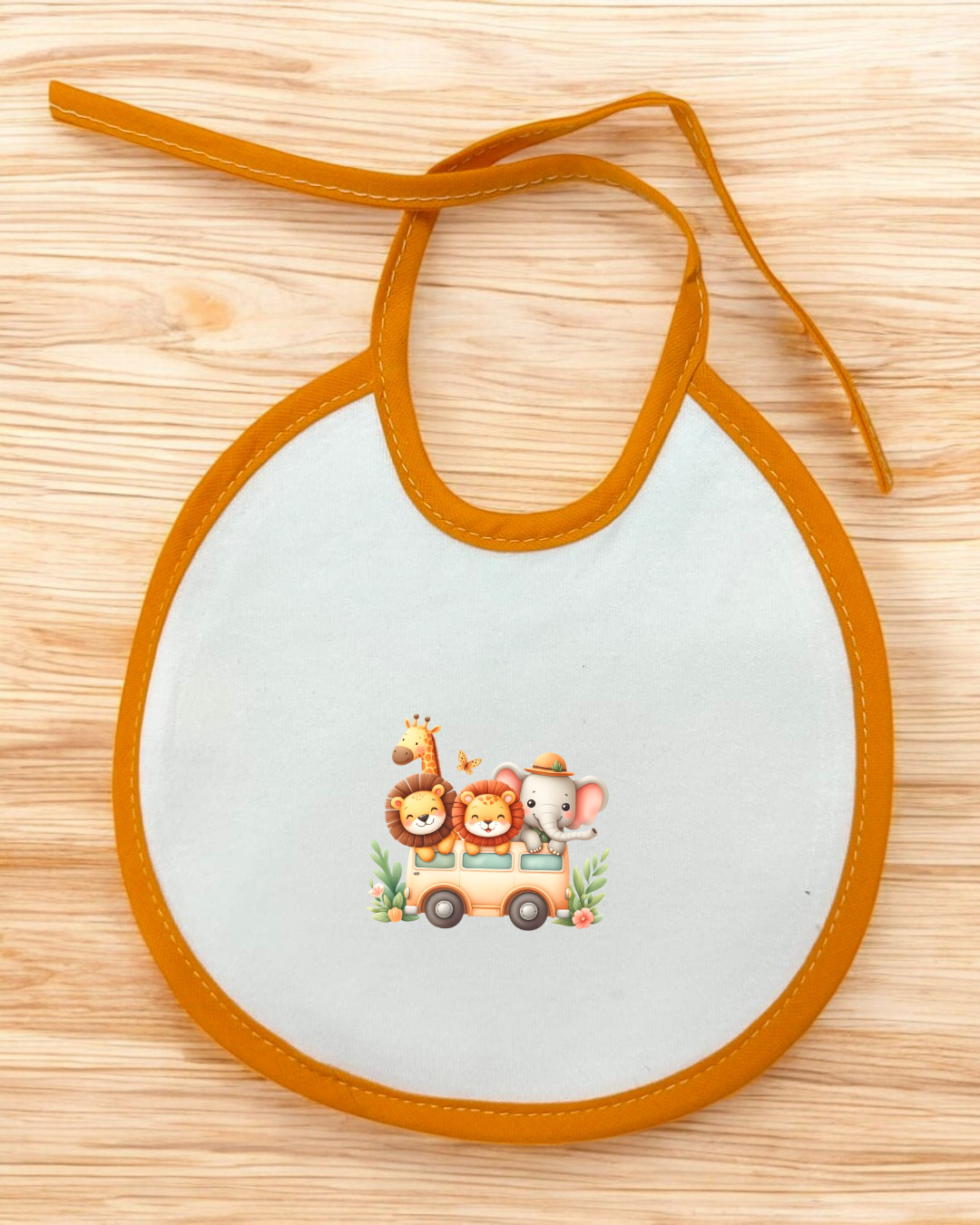 Babete de bebé branco com bordas laranja e ilustração de animais numa carrinha