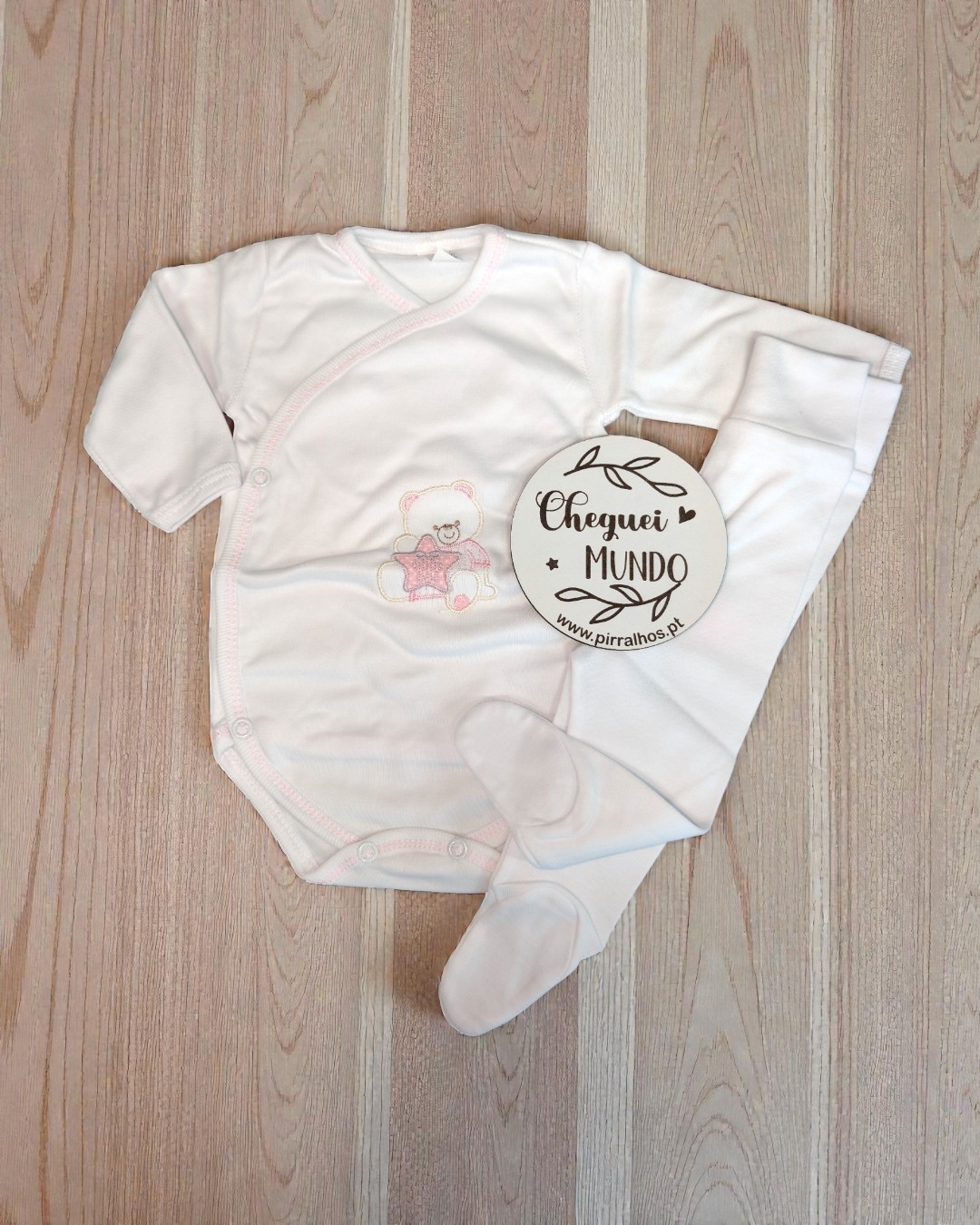 Conjunto de bebé branco com ursinho rosa bordado e placa com texto Cheguei MUNDO