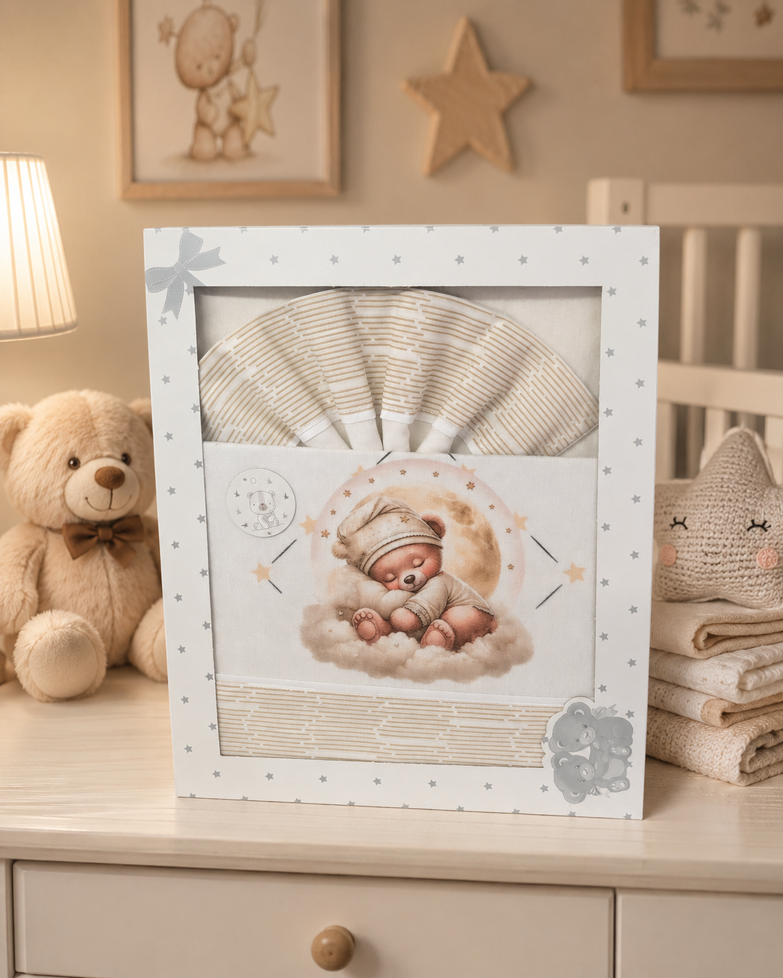 Conjunto de roupa de bebé em caixa decorativa com desenho de ursinho adormecido