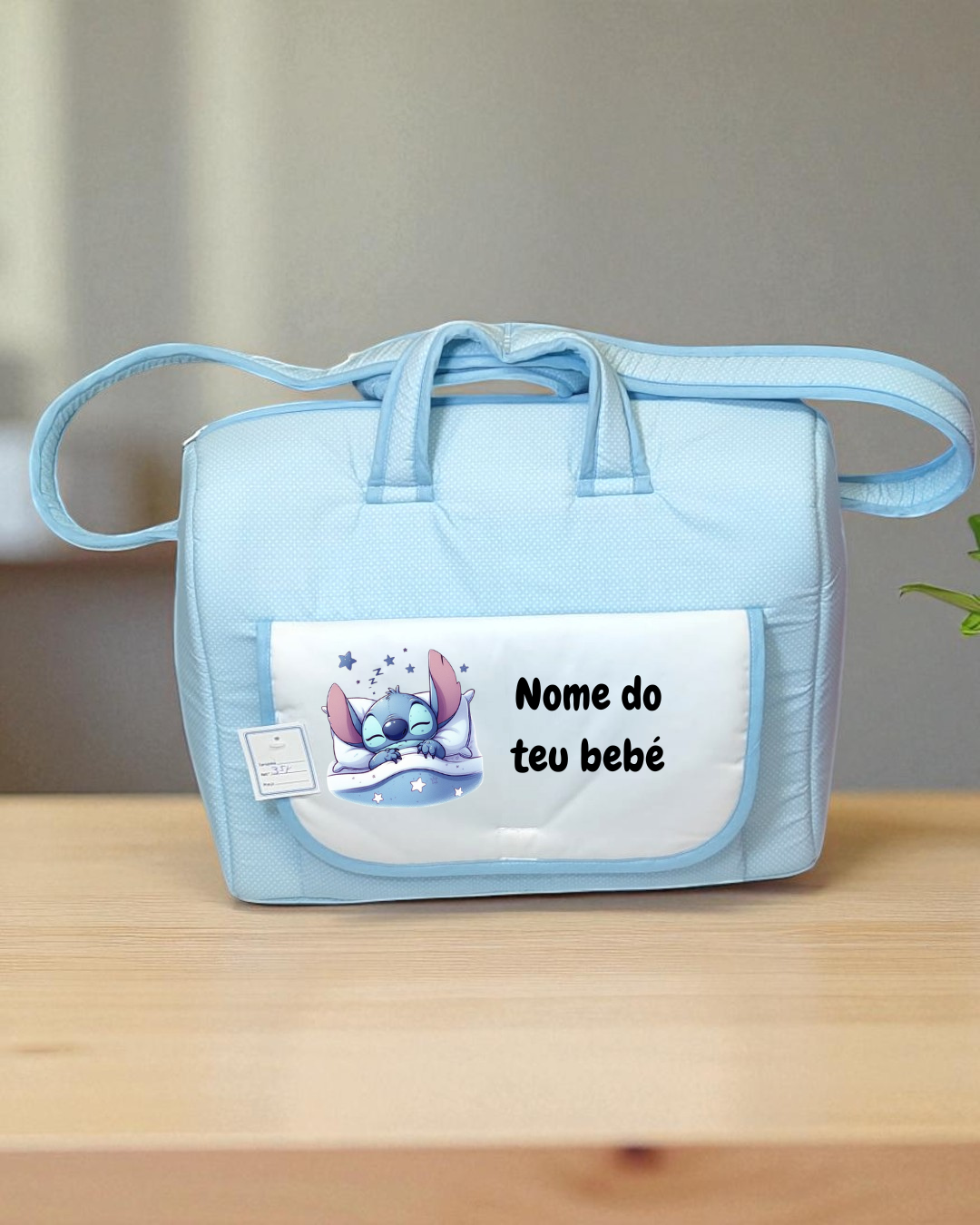 Mala de maternidade azul clara com bolso branco e personagem animado a dormir