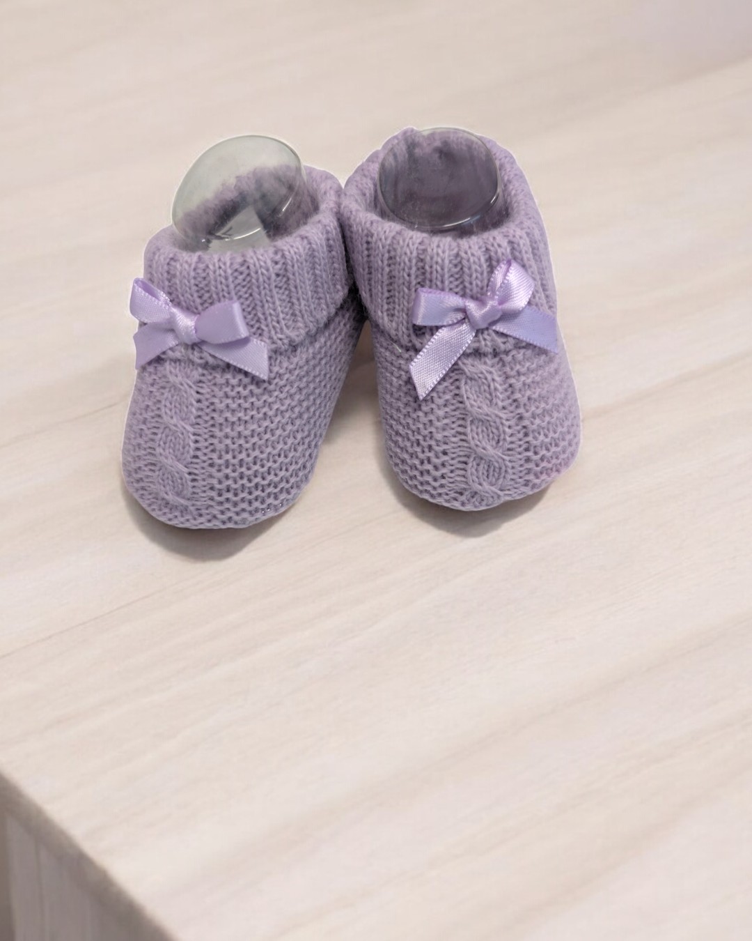 Sapatinhos de bebé lilás em malha com laço