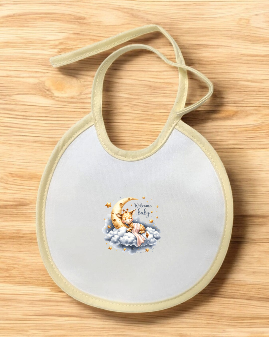 Babete branco com borda bege e estampa de raposa adormecida numa nuvem e texto Welcome Baby