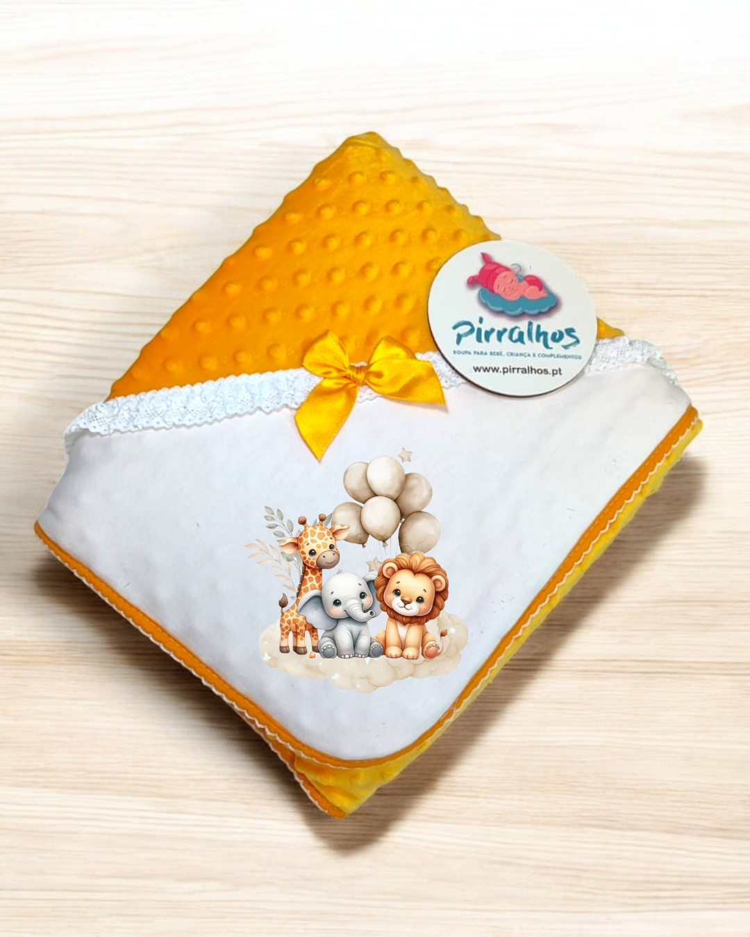 Manta de bebé amarelo e branco com ilustração de animais e etiqueta Pirralhos