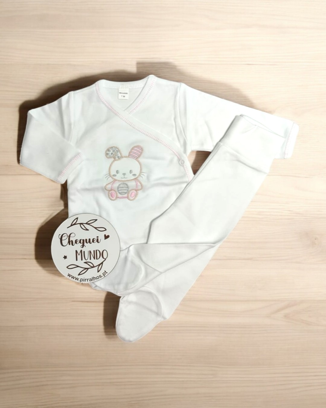 Conjunto de roupa de bebé branco com estampa de coelho e etiqueta redonda com texto