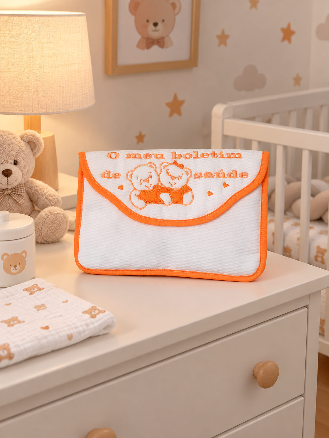 Necessaire branca com bordas laranja e bordado de dois ursos e texto
