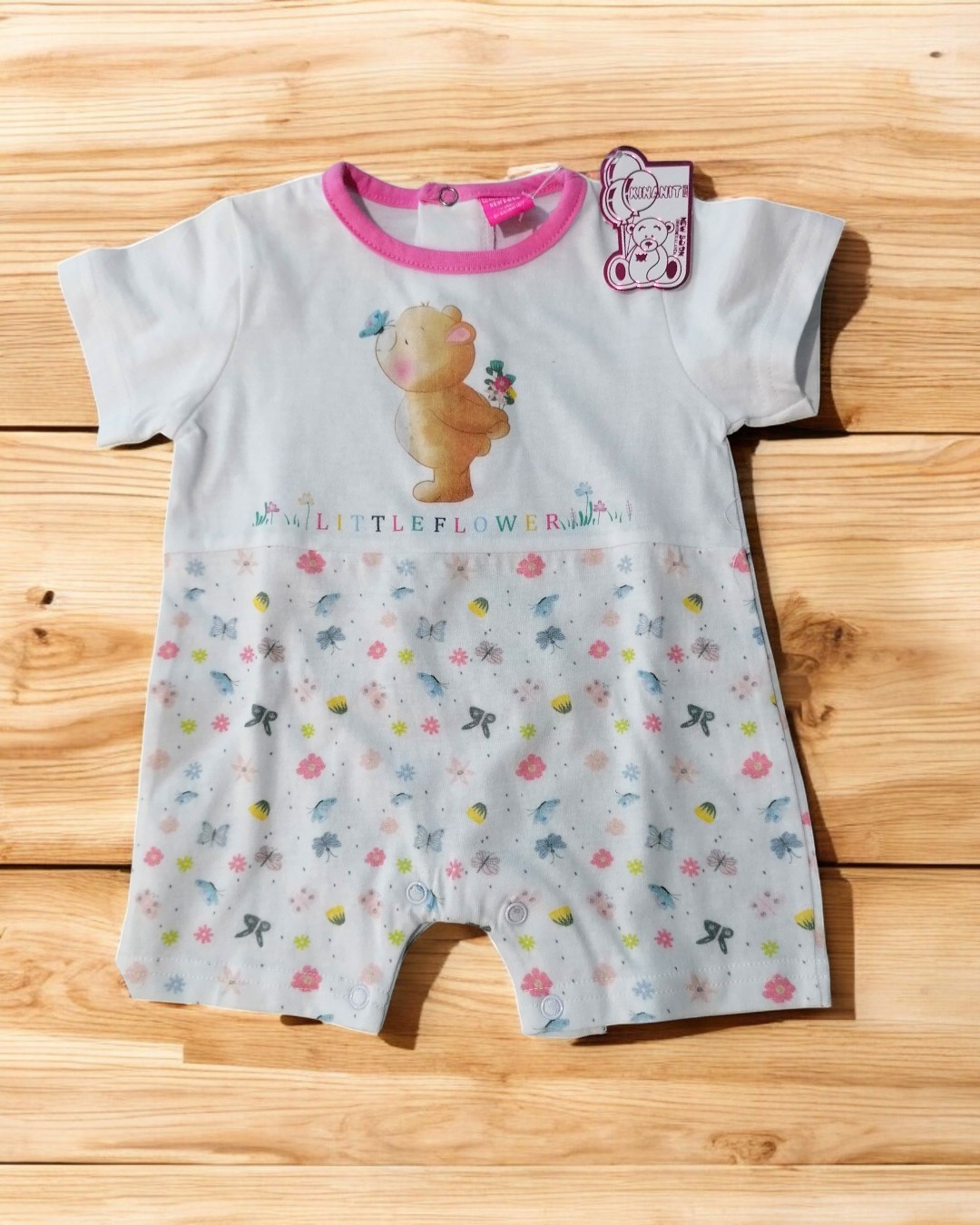 Macacão curto para bebé branco com gola rosa e estampado de ursinho e flores