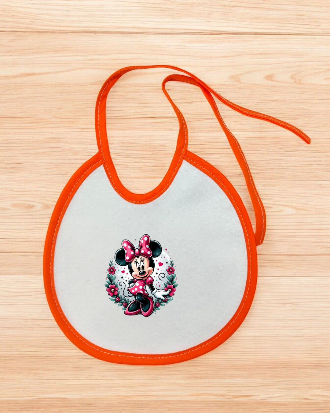 Babete branco com bordas laranja e estampa da Minnie Mouse
