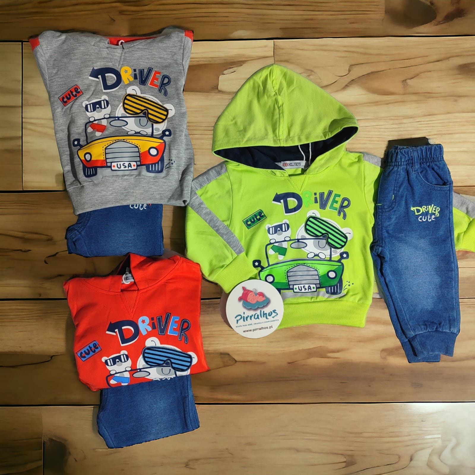Conjuntos infantis coloridos com estampado de carro e texto DRIVER