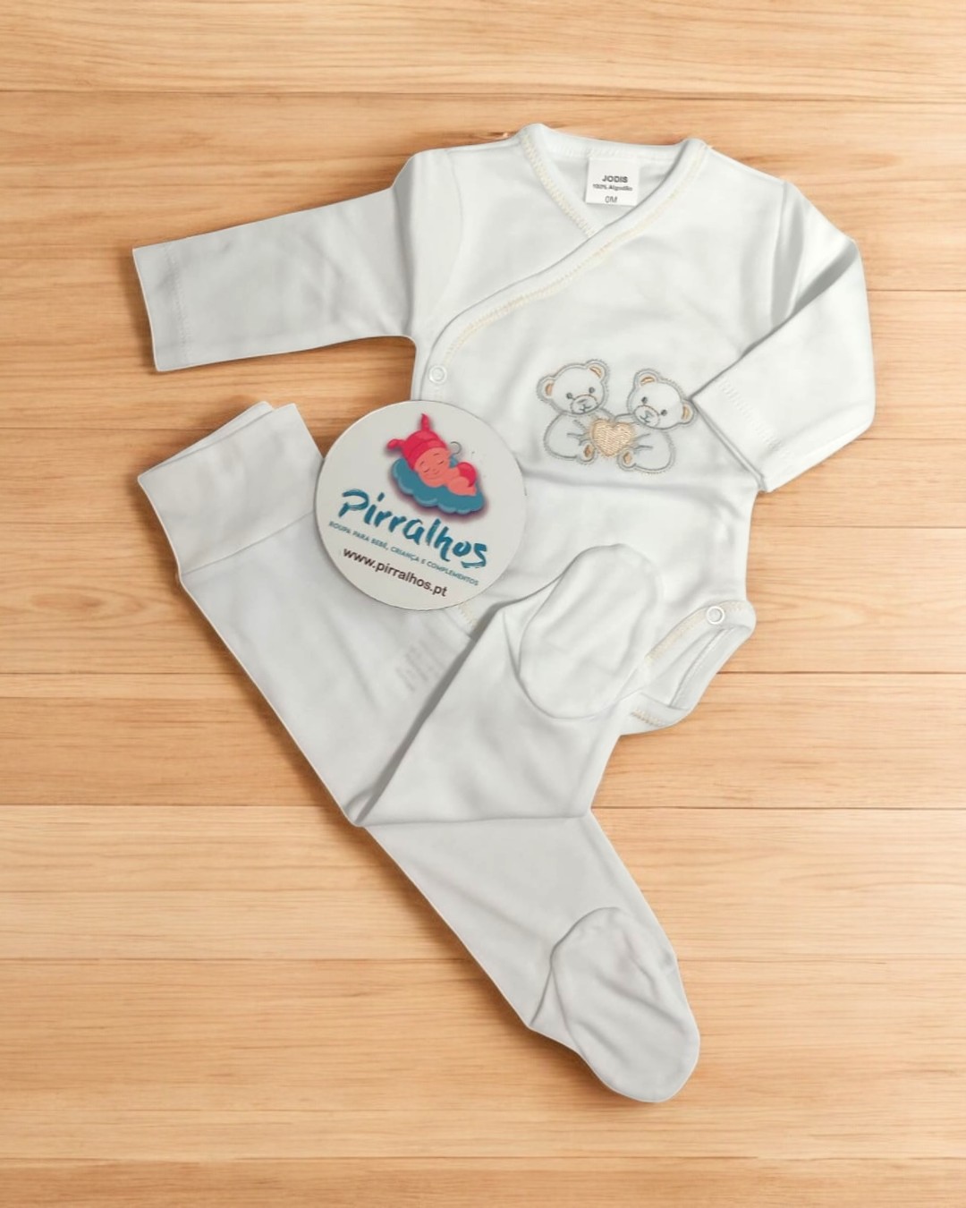 Conjunto branco de roupa de bebé com ursinhos bordados