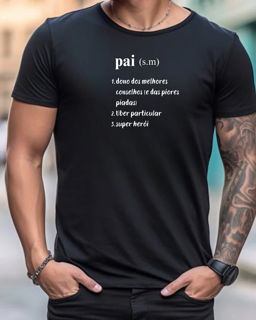 T-shirt preta com texto branco 'pai (s.m) 1. dono dos melhores conselhos (e das piores piadas) 2. Uber particular 3. super herói'