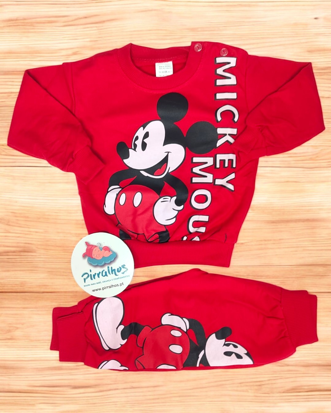 Conjunto de roupa infantil vermelho com estampa Mickey Mouse