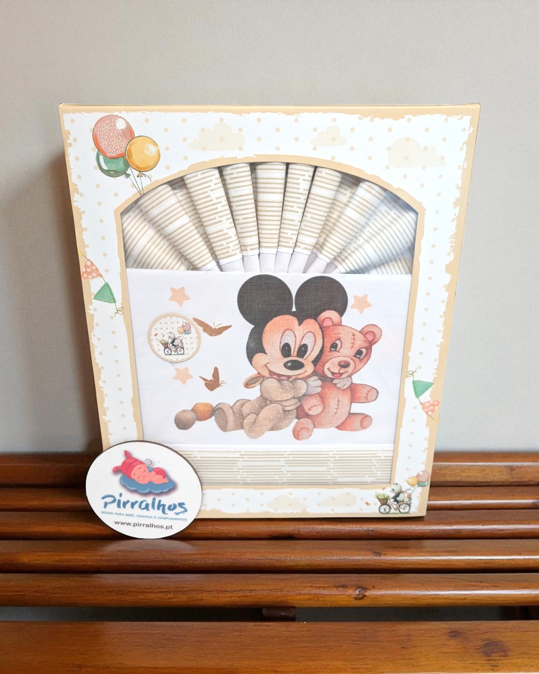 Conjunto de fraldas com estampa infantil em caixa decorada com balões