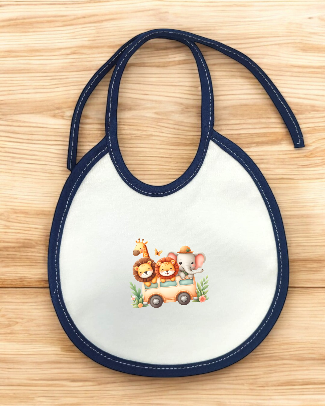 Babete branco com bordas azuis e desenho de animais num carrinho