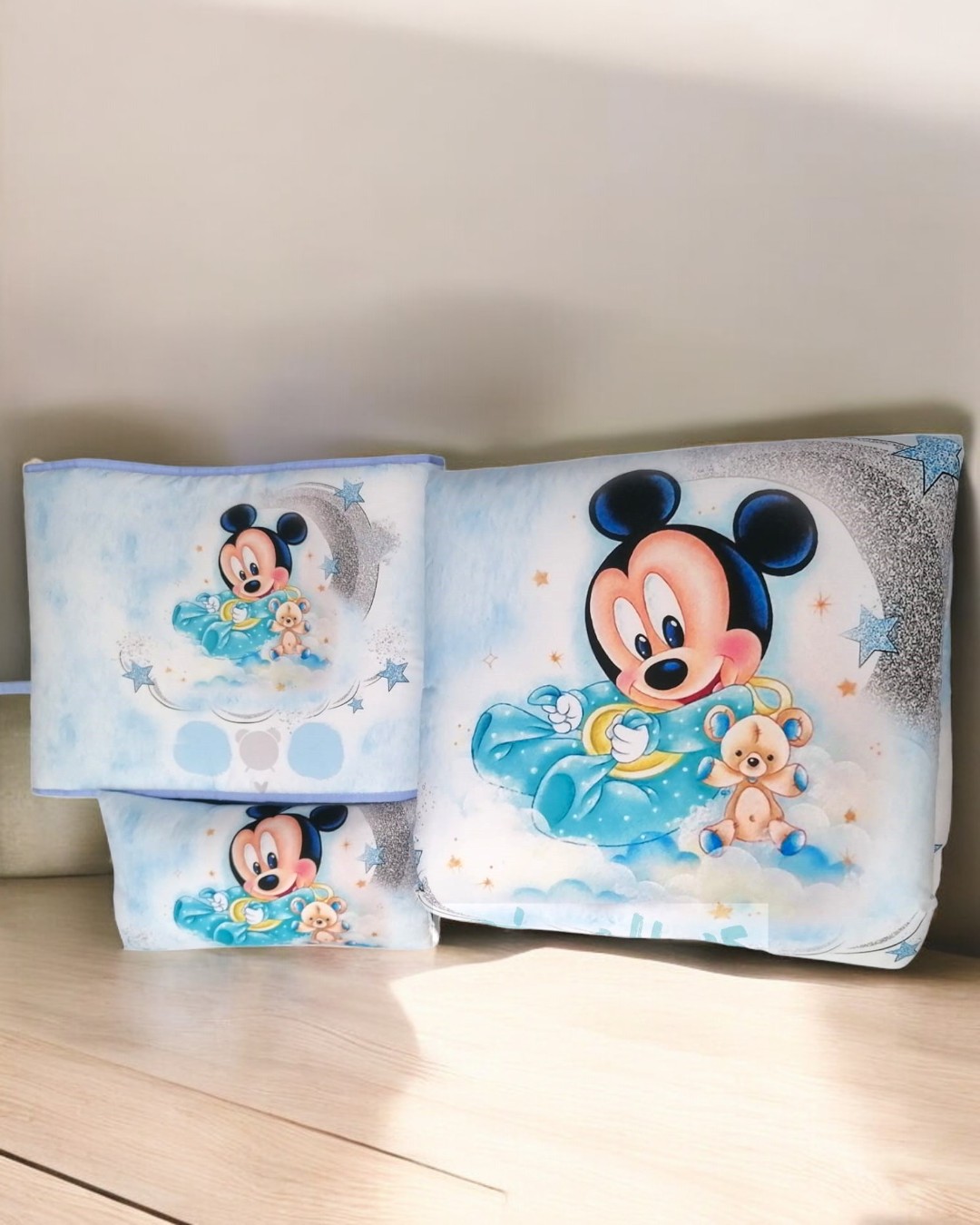 Têxteis para bebé com estampa do Mickey Mouse e urso de peluche em fundo azul com estrelas