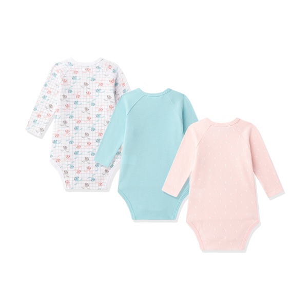 Três bodies de bebé de manga comprida em branco com padrão, azul claro e rosa claro.