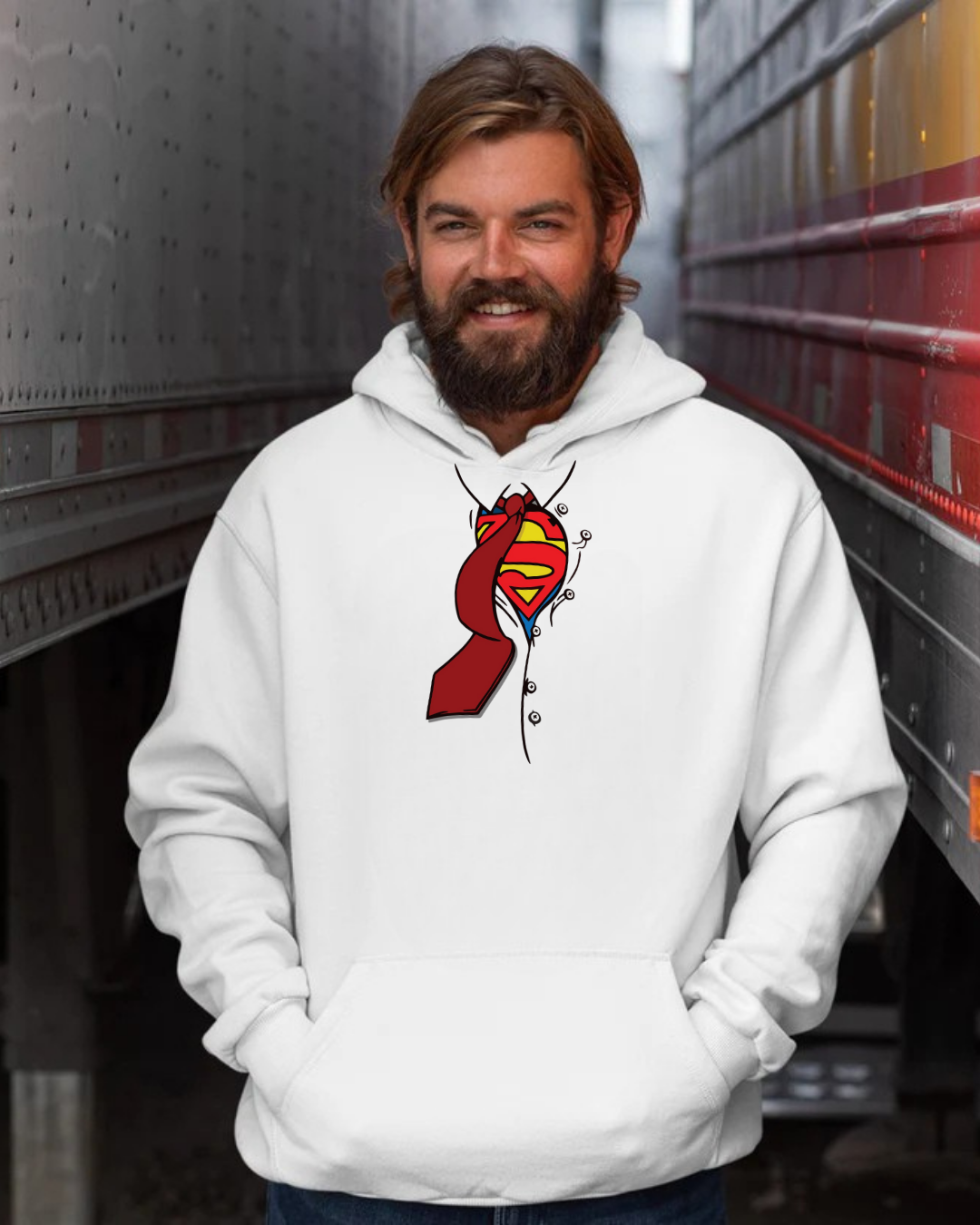 Homem com sweatshirt branca com ilustração de super-homem