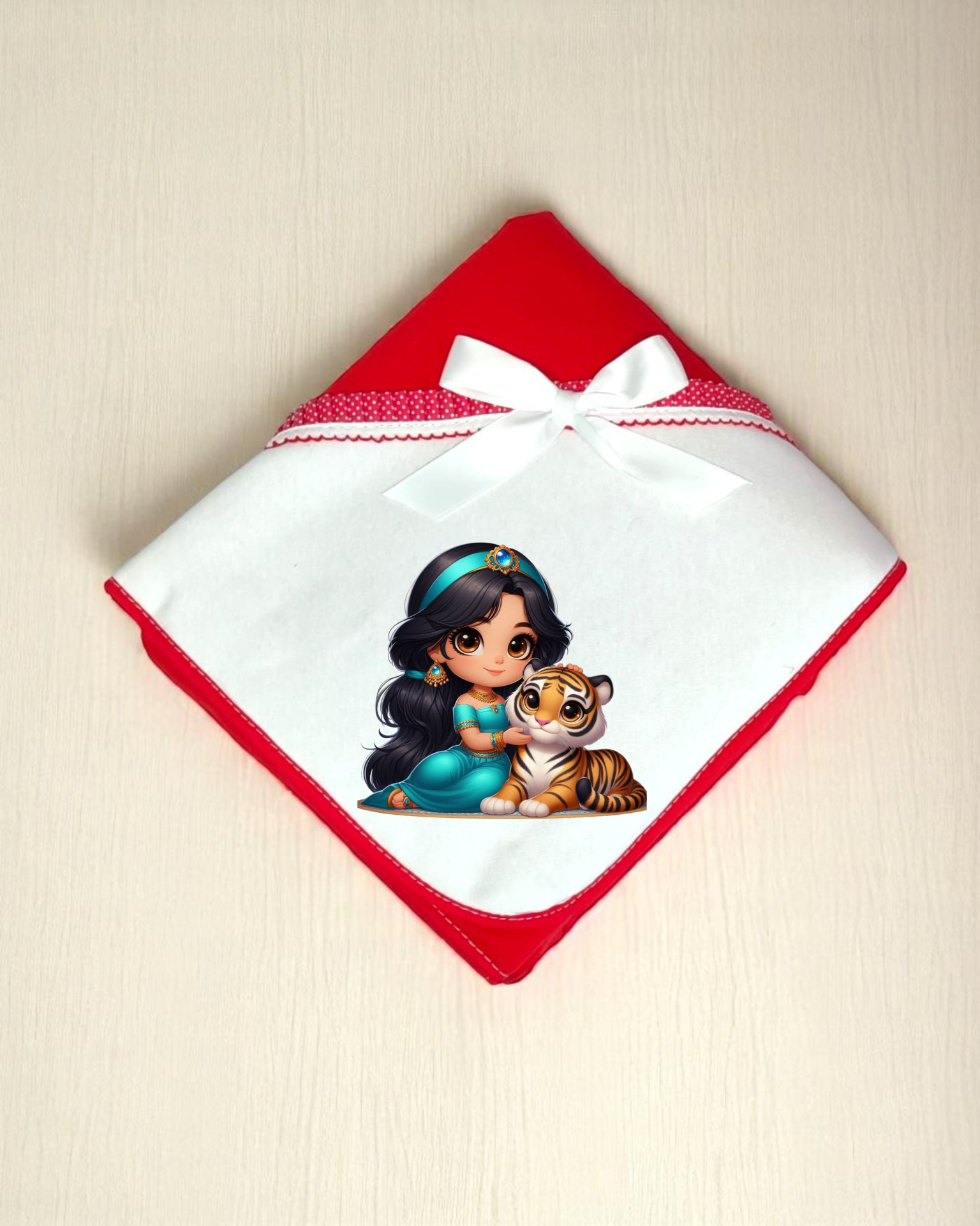 Toalha de bebé vermelha e branca com laço e imagem de menina com tigre.