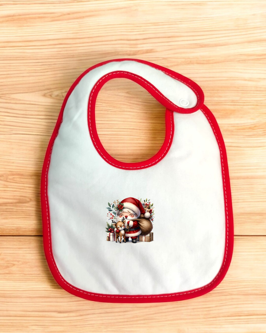 Babete branco com contorno vermelho e estampa de Pai Natal e rena