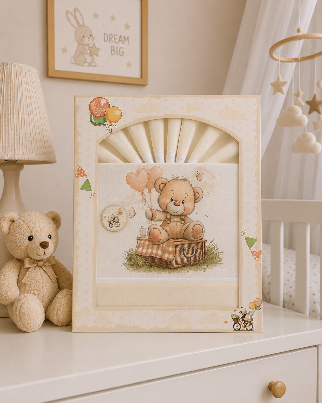 Pacote de fraldas com ilustração de ursinho em quarto de bebé