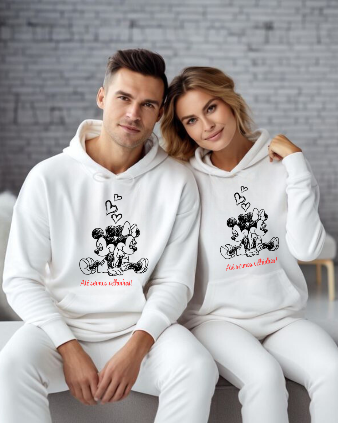 Casal veste conjuntos brancos com estampa de ratos animados e texto vermelho