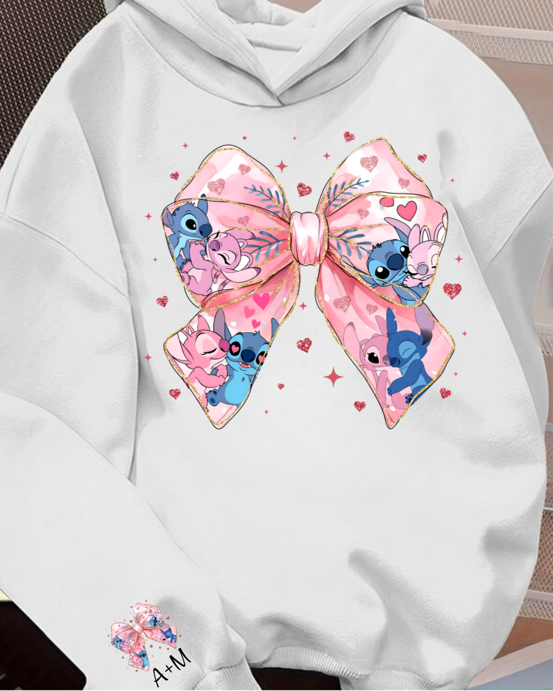 Sweatshirt branca com laço rosa ilustrado com personagens Stitch