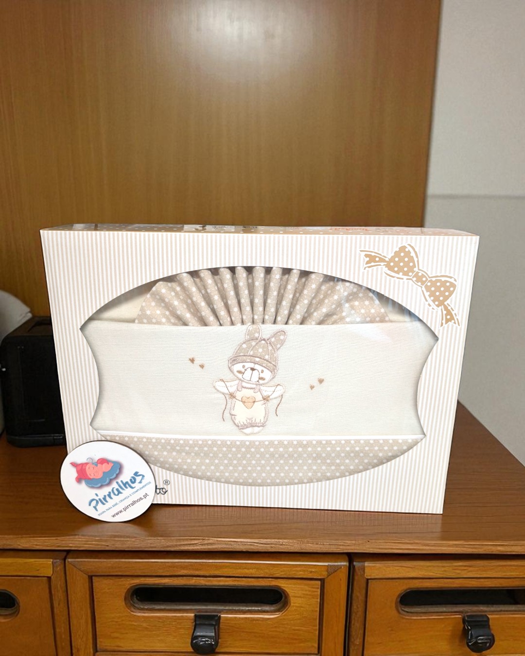 Conjunto de roupa de bebé com bordado de pinguim, em caixa branca com janela