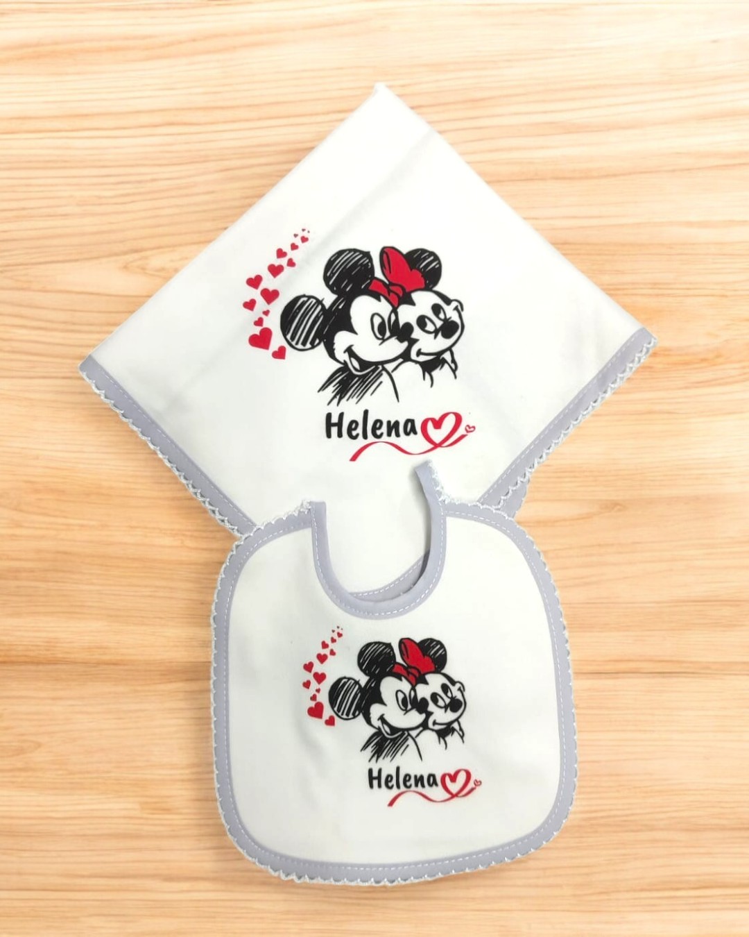 Babete e toalhita com estampas de Mickey e Minnie Mouse e nome Helena em branco e cinzento