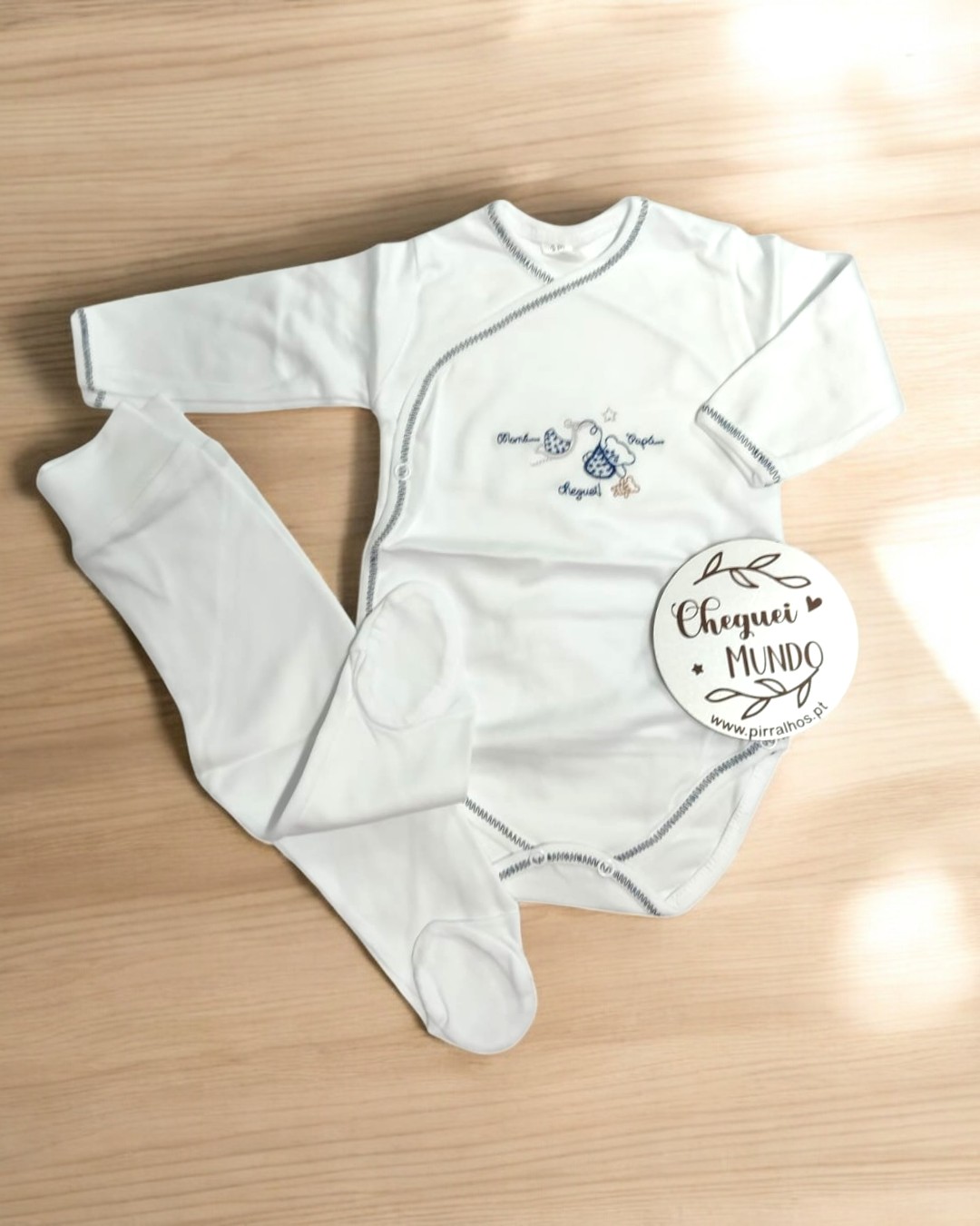 Conjunto branco para bebé com body e pés fechados, bordado de cavalo e etiqueta redonda