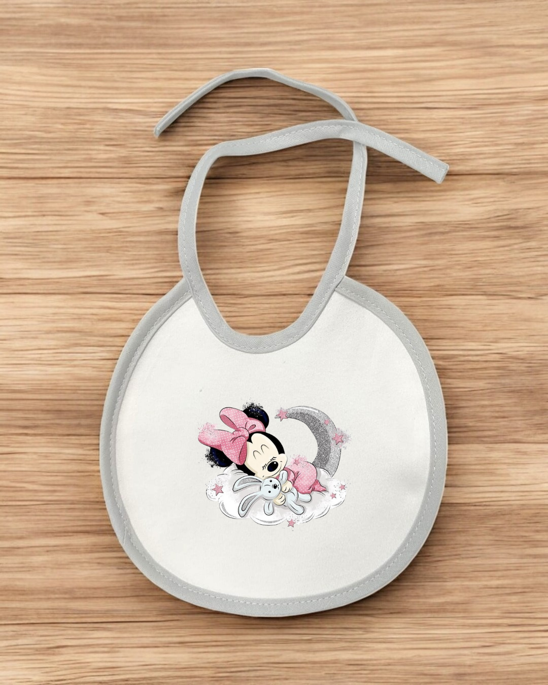 Babete branco com imagem da Minnie Mouse e coelho, com beiras cinzentas