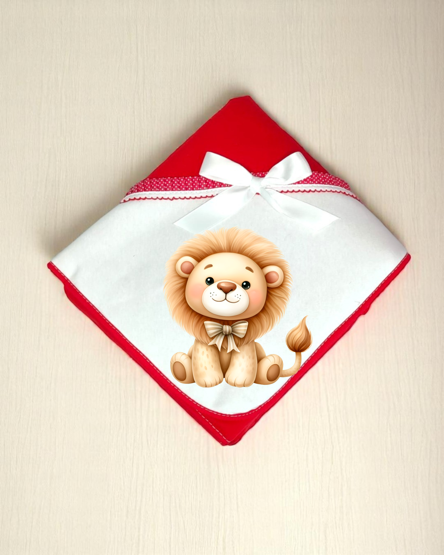 Toalha infantil branca com borda vermelha e leão cartoon