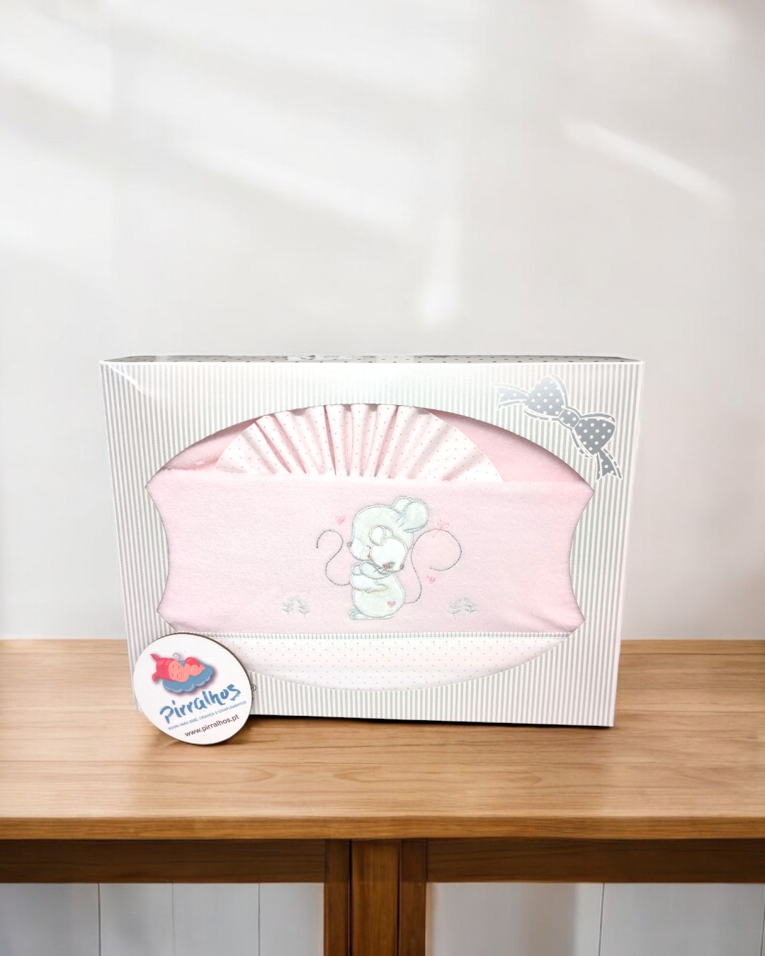 Pacote de roupa de bebé rosa com bordado de rato e caixa riscada
